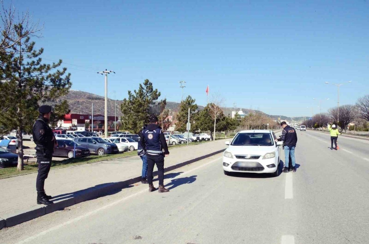 Polis bayramda da mesai mefhumu gözetmeden çalışıyor