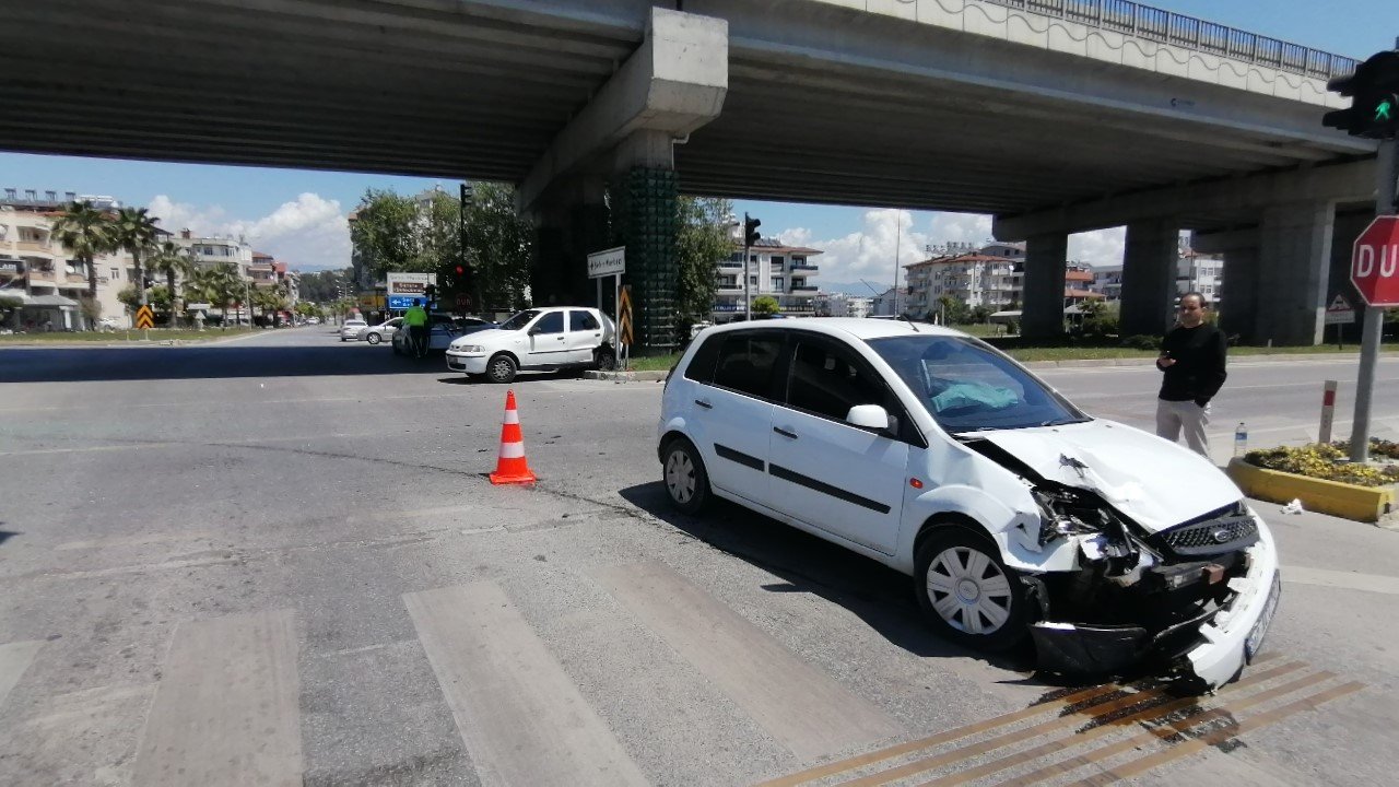 Manavgat’ta 2 otomobil çarpıştı:1 yaralı