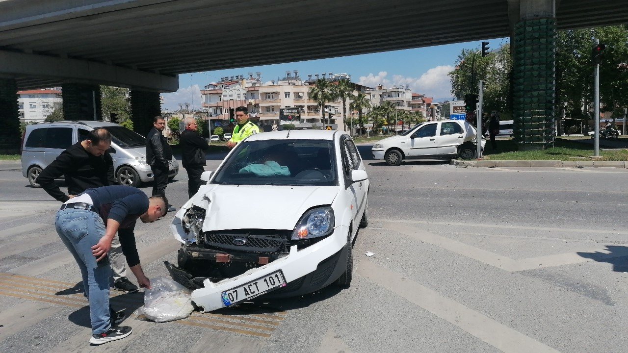 Manavgat’ta 2 otomobil çarpıştı:1 yaralı