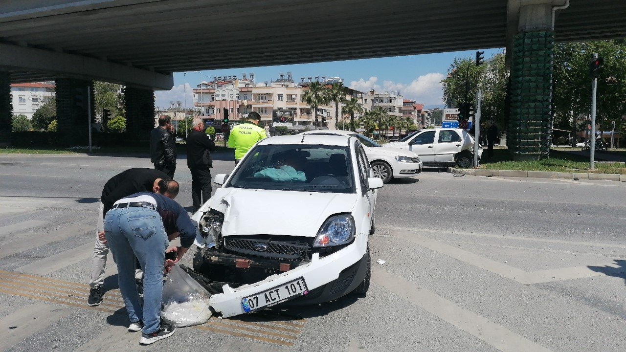 Manavgat’ta 2 otomobil çarpıştı:1 yaralı