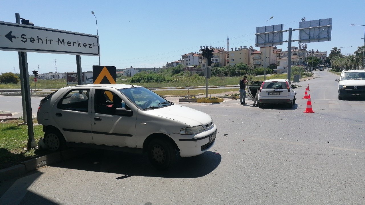 Manavgat’ta 2 otomobil çarpıştı:1 yaralı