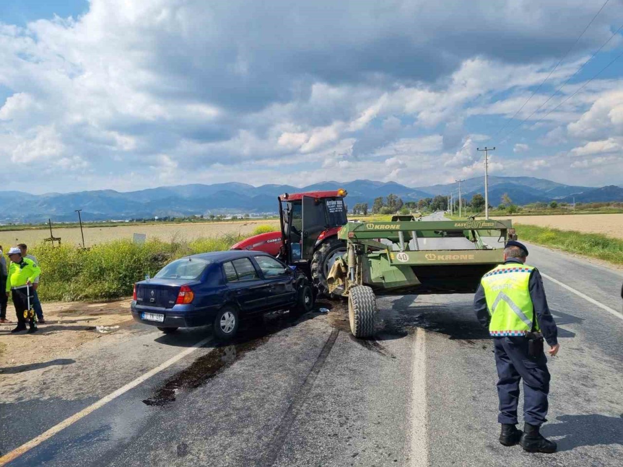 Traktör ile otomobil çarpıştı: 1 yaralı