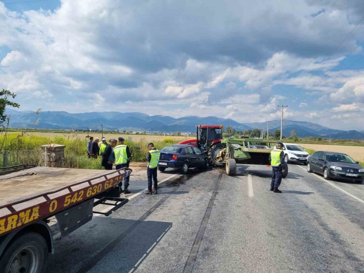 Traktör ile otomobil çarpıştı: 1 yaralı