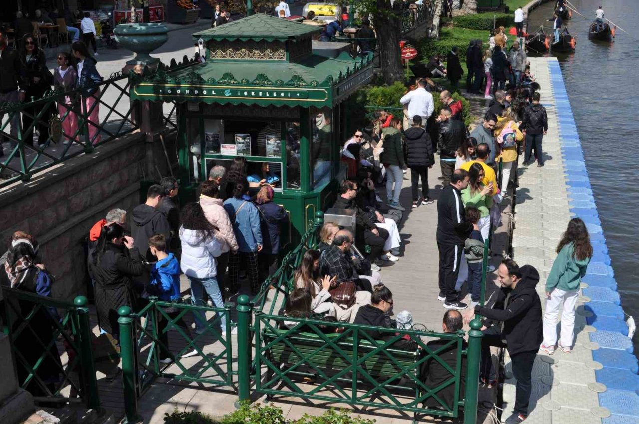 Gondol turlarında bayram yoğunluğu