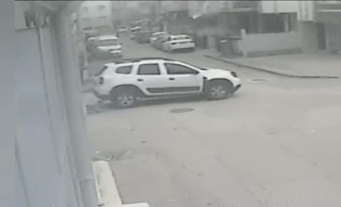 Cip yola fırlayan çocuğun üzerinden geçti: Kaza anı kamerada