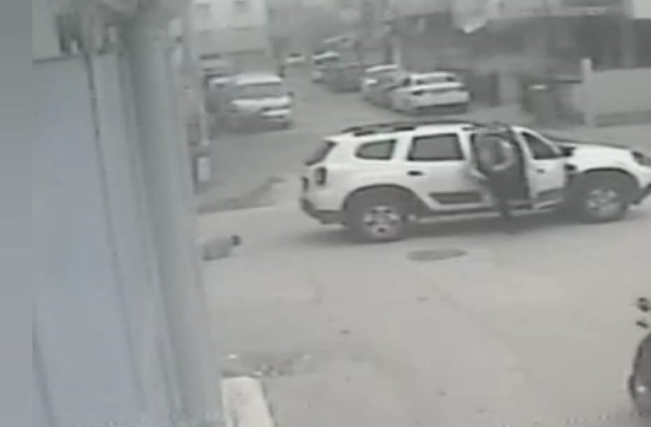 Cip yola fırlayan çocuğun üzerinden geçti: Kaza anı kamerada