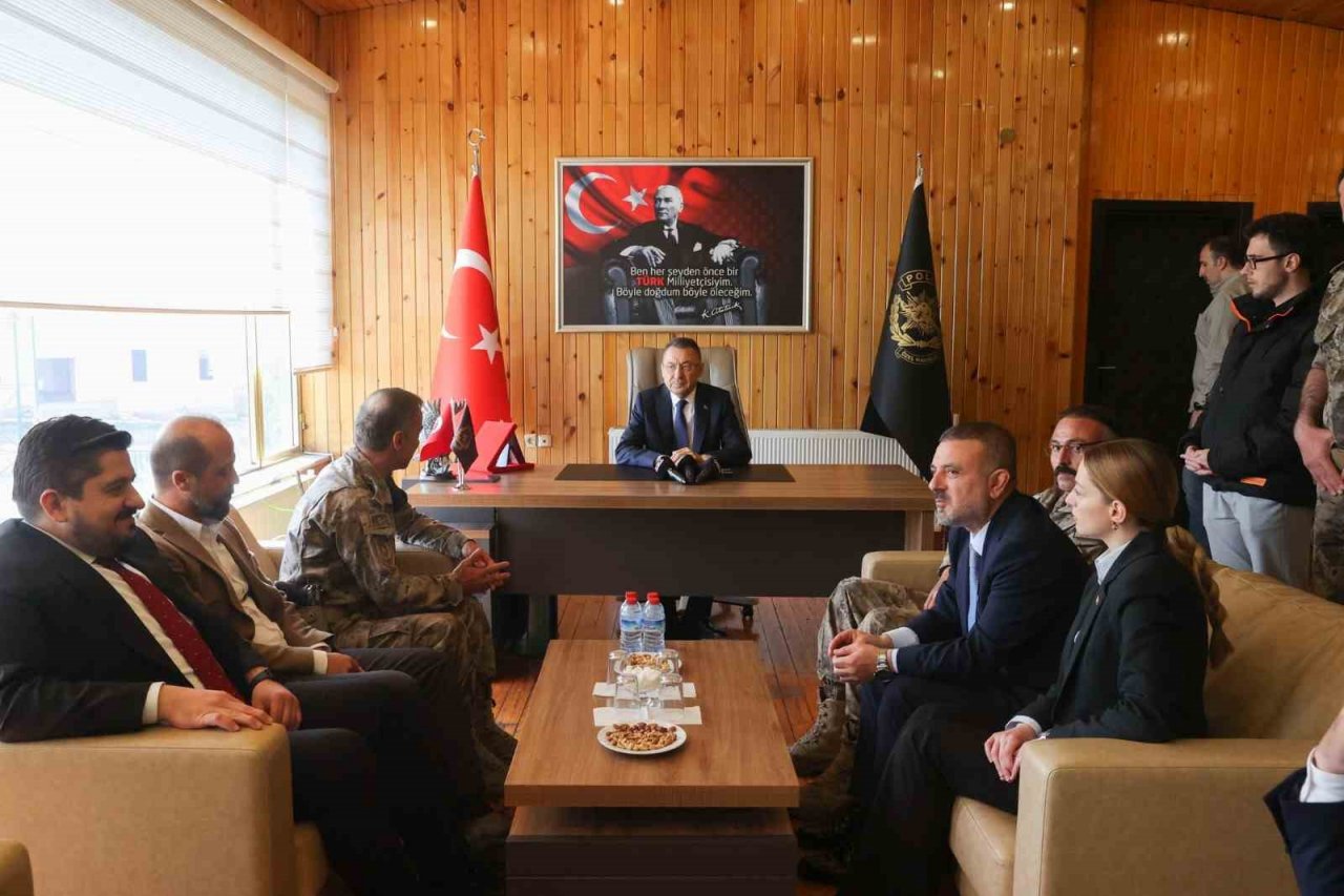 Cumhurbaşkanı Yardımcısı Oktay, özel harekat polisleriyle bayramlaştı