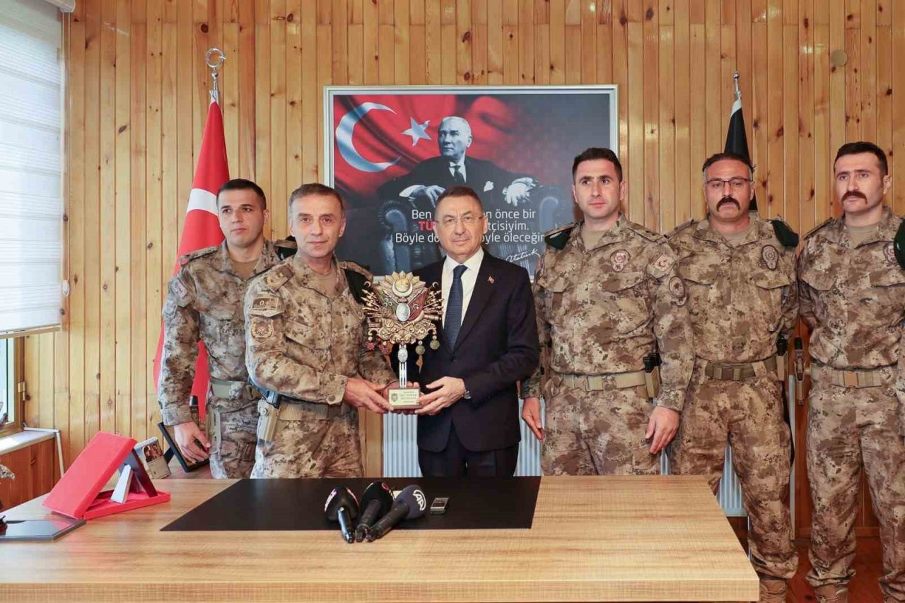 Cumhurbaşkanı Yardımcısı Oktay, özel harekat polisleriyle bayramlaştı