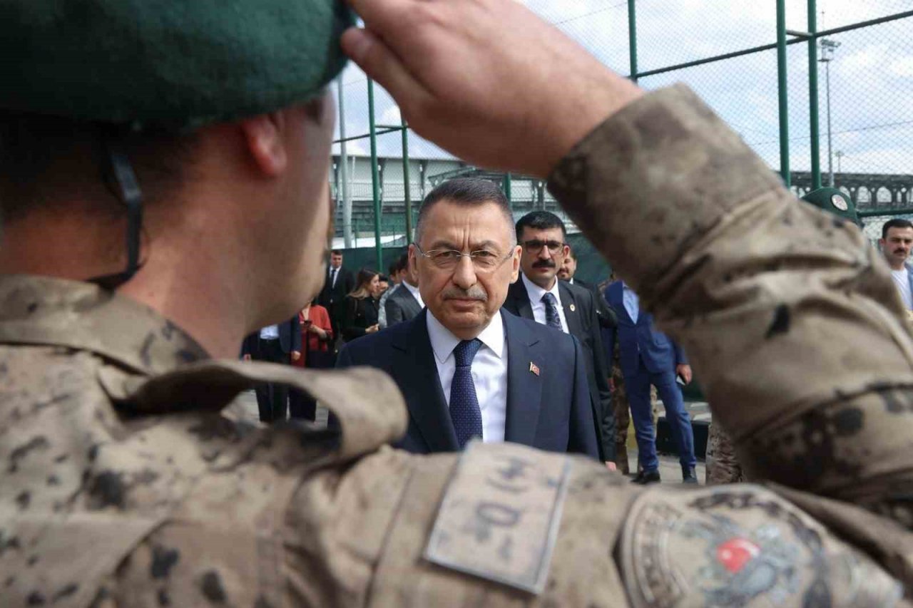 Cumhurbaşkanı Yardımcısı Oktay, özel harekat polisleriyle bayramlaştı