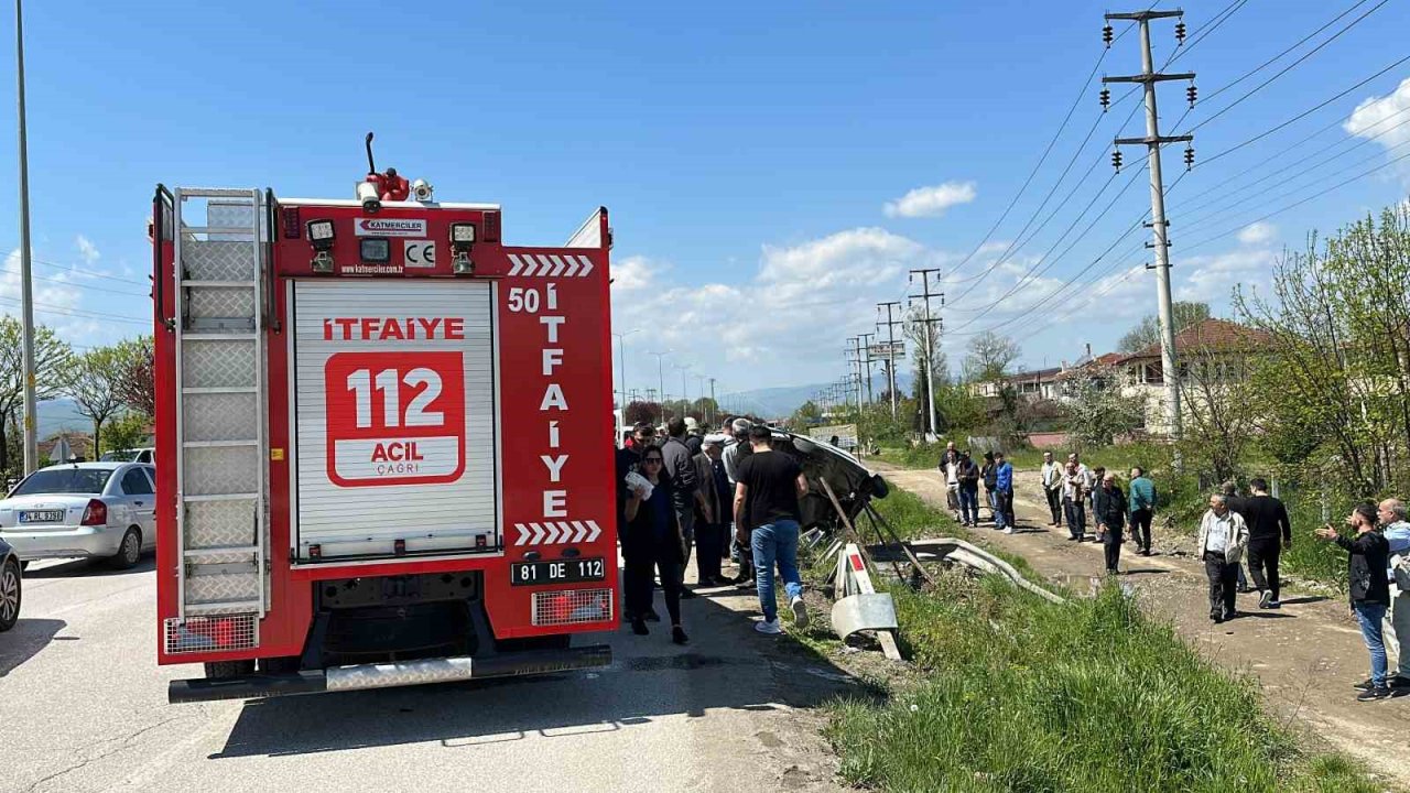 Bariyerlere saplanan otomobil paramparça oldu