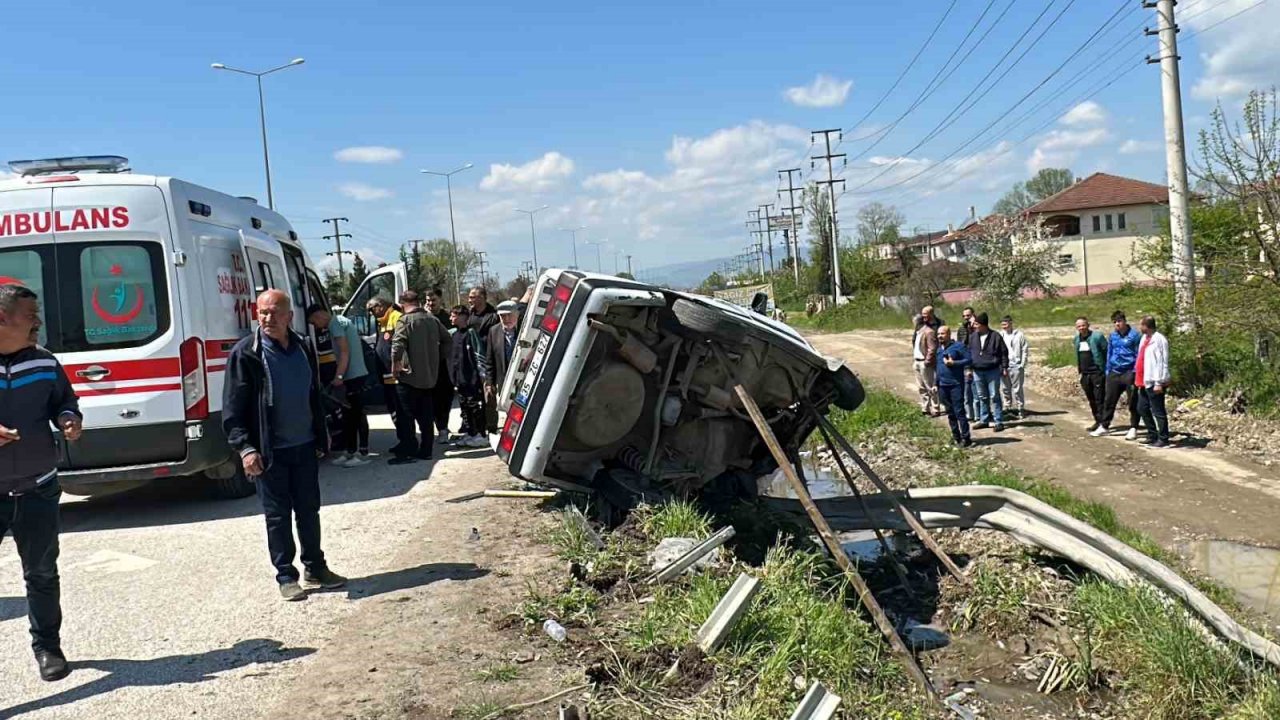 Bariyerlere saplanan otomobil paramparça oldu