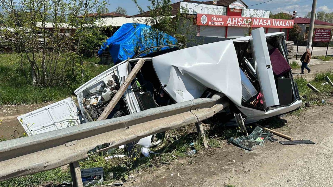 Bariyerlere saplanan otomobil paramparça oldu