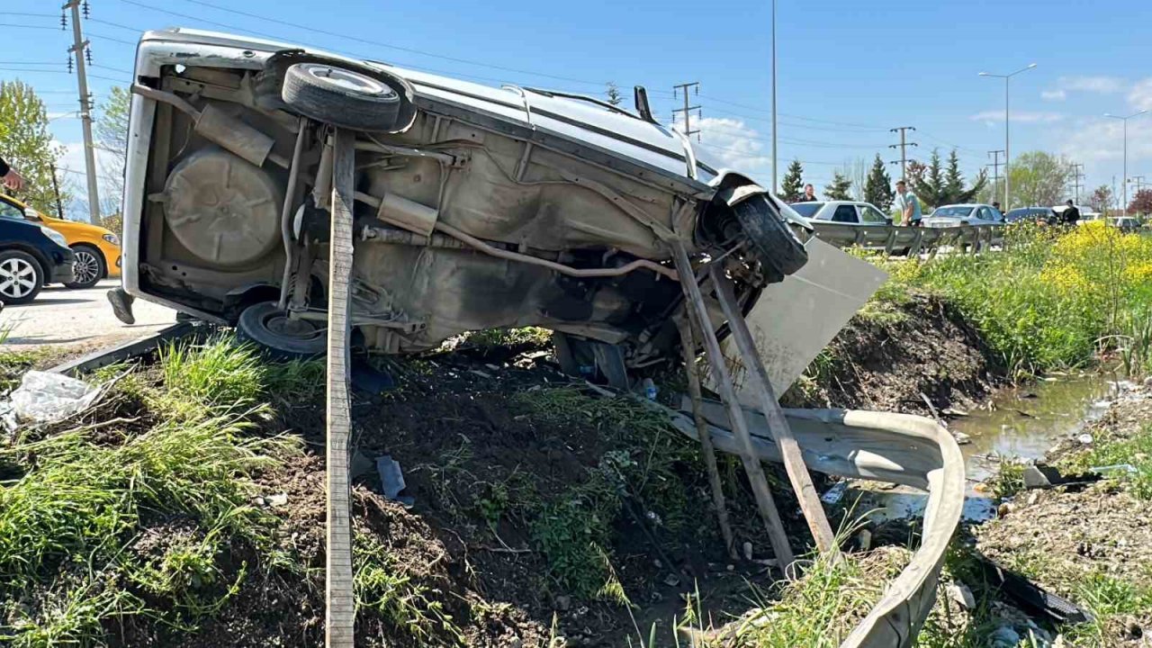 Bariyerlere saplanan otomobil paramparça oldu