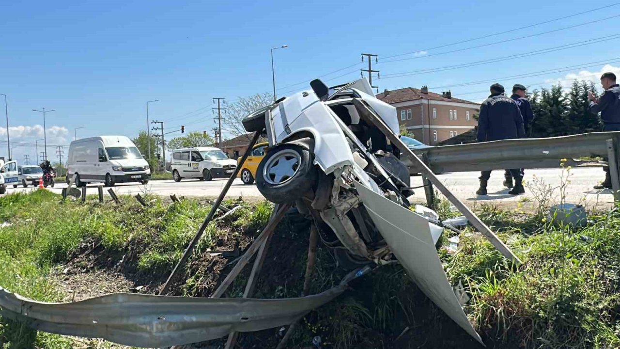 Bariyerlere saplanan otomobil paramparça oldu