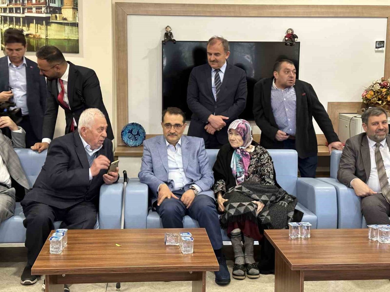 Bakan Dönmez huzurevi ve hastanede bulunan vatandaşlarla bayramlaştı