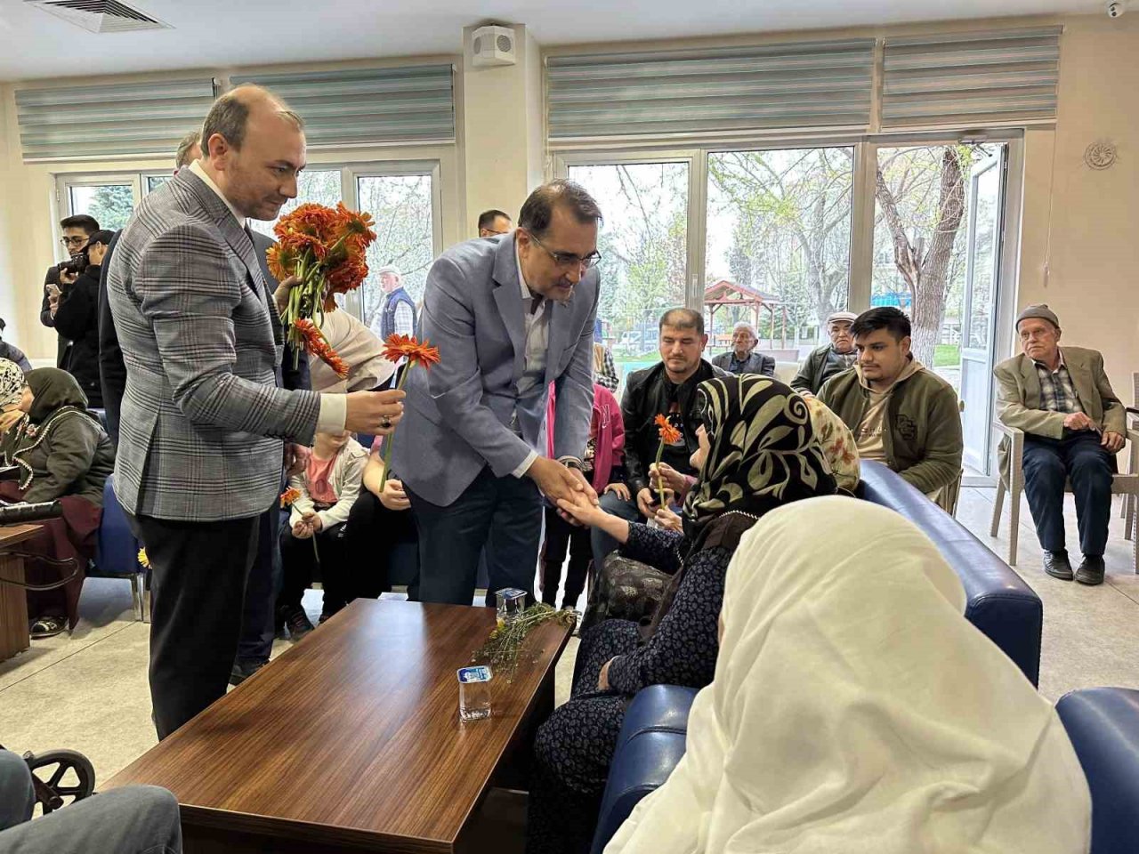 Bakan Dönmez huzurevi ve hastanede bulunan vatandaşlarla bayramlaştı