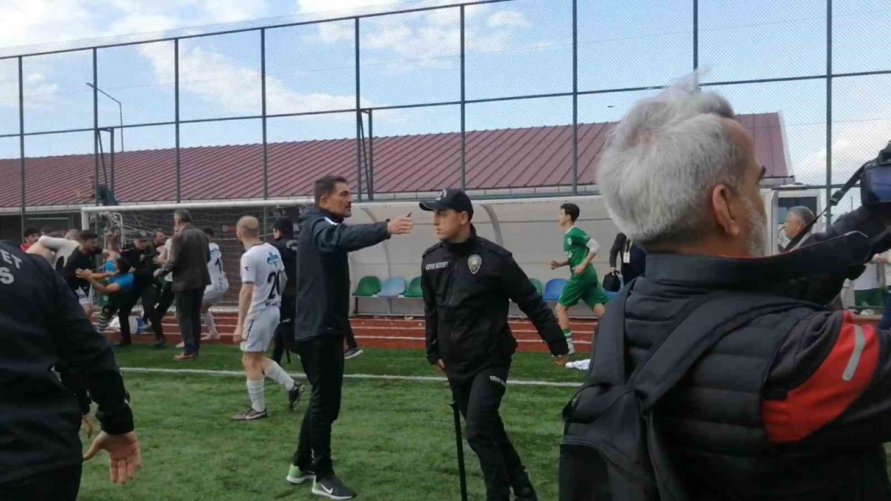 Rize’de amatör maçta sahaya yakışmayan görüntüler