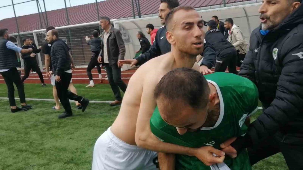 Rize’de amatör maçta sahaya yakışmayan görüntüler