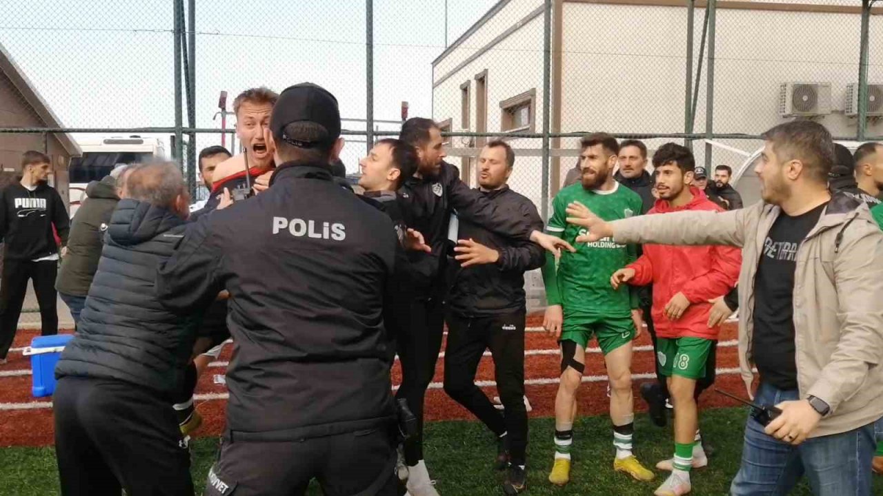 Rize’de amatör maçta sahaya yakışmayan görüntüler