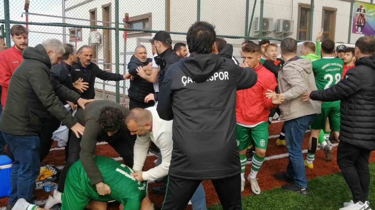 Rize’de amatör maçta sahaya yakışmayan görüntüler