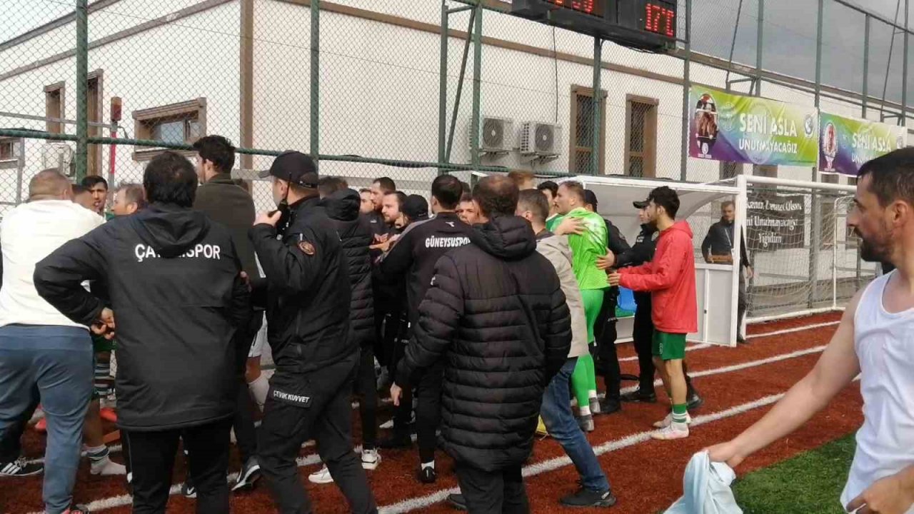 Rize’de amatör maçta sahaya yakışmayan görüntüler