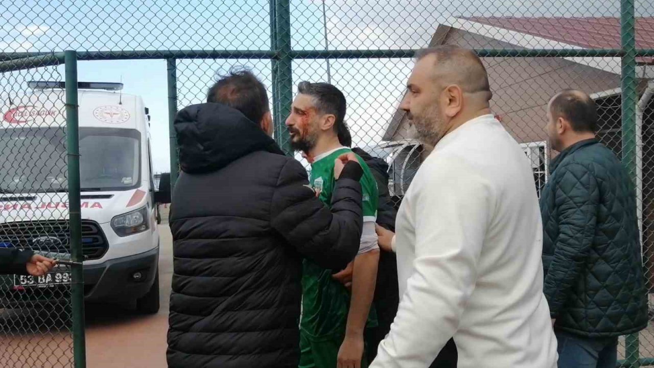 Rize’de amatör maçta sahaya yakışmayan görüntüler