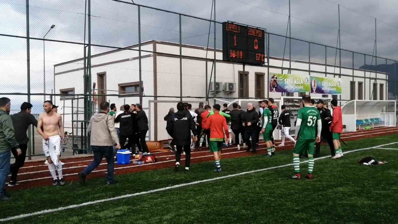 Rize’de amatör maçta sahaya yakışmayan görüntüler