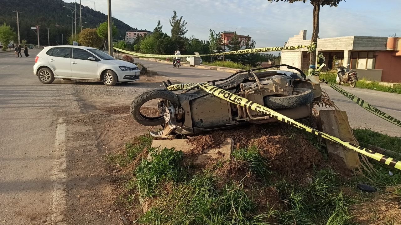 Motosikletle gezen arkadaşları kaza ayırdı: 1 ölü, 1 yaralı