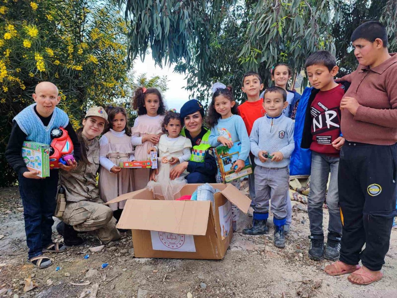 Hatay’da Jandarmadan çocuklara bayram sürprizi
