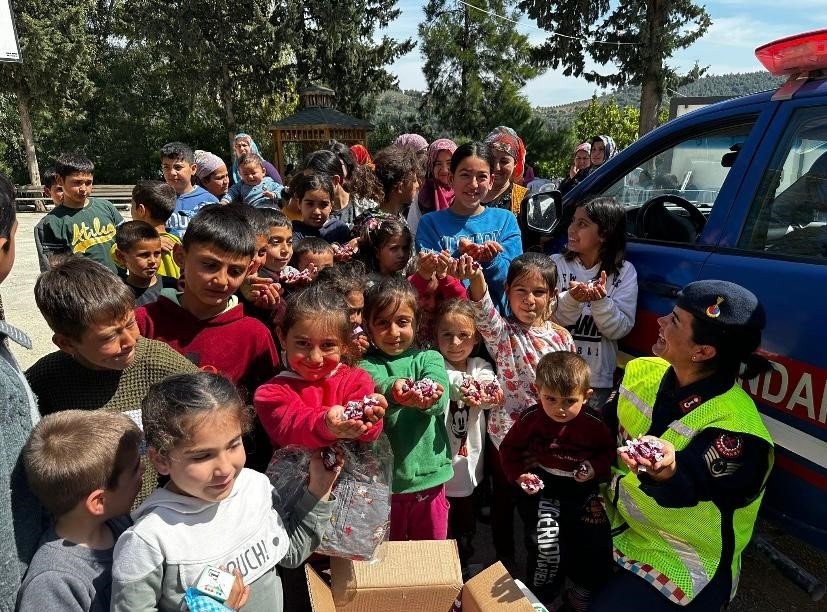 Hatay’da Jandarmadan çocuklara bayram sürprizi