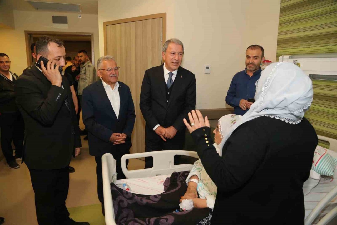 Bakan Akar ile Başkan Büyükkılıç’tan hastanede bayram ziyareti