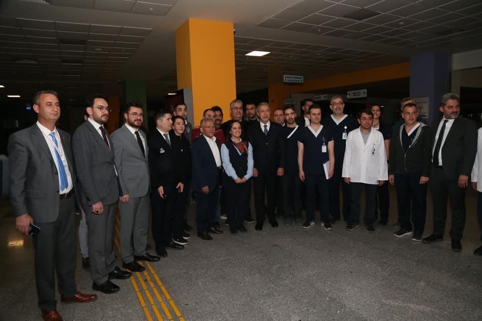 Bakan Akar ile Başkan Büyükkılıç’tan hastanede bayram ziyareti