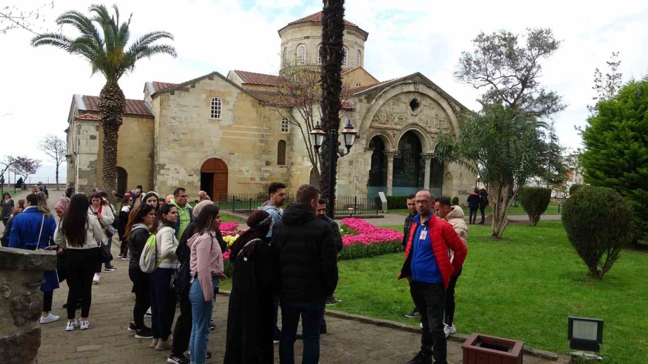 Trabzon’daki Ayasofya Camiinde Ramazan Bayramı yoğunluğu