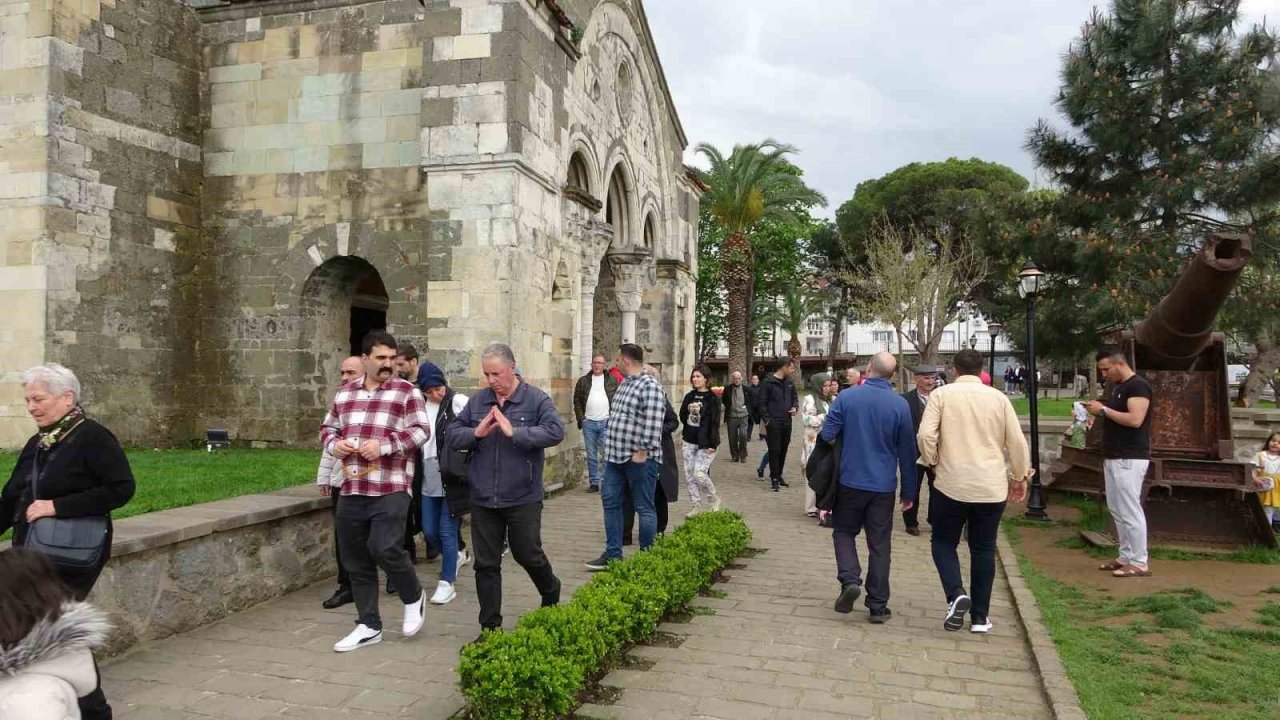 Trabzon’daki Ayasofya Camiinde Ramazan Bayramı yoğunluğu