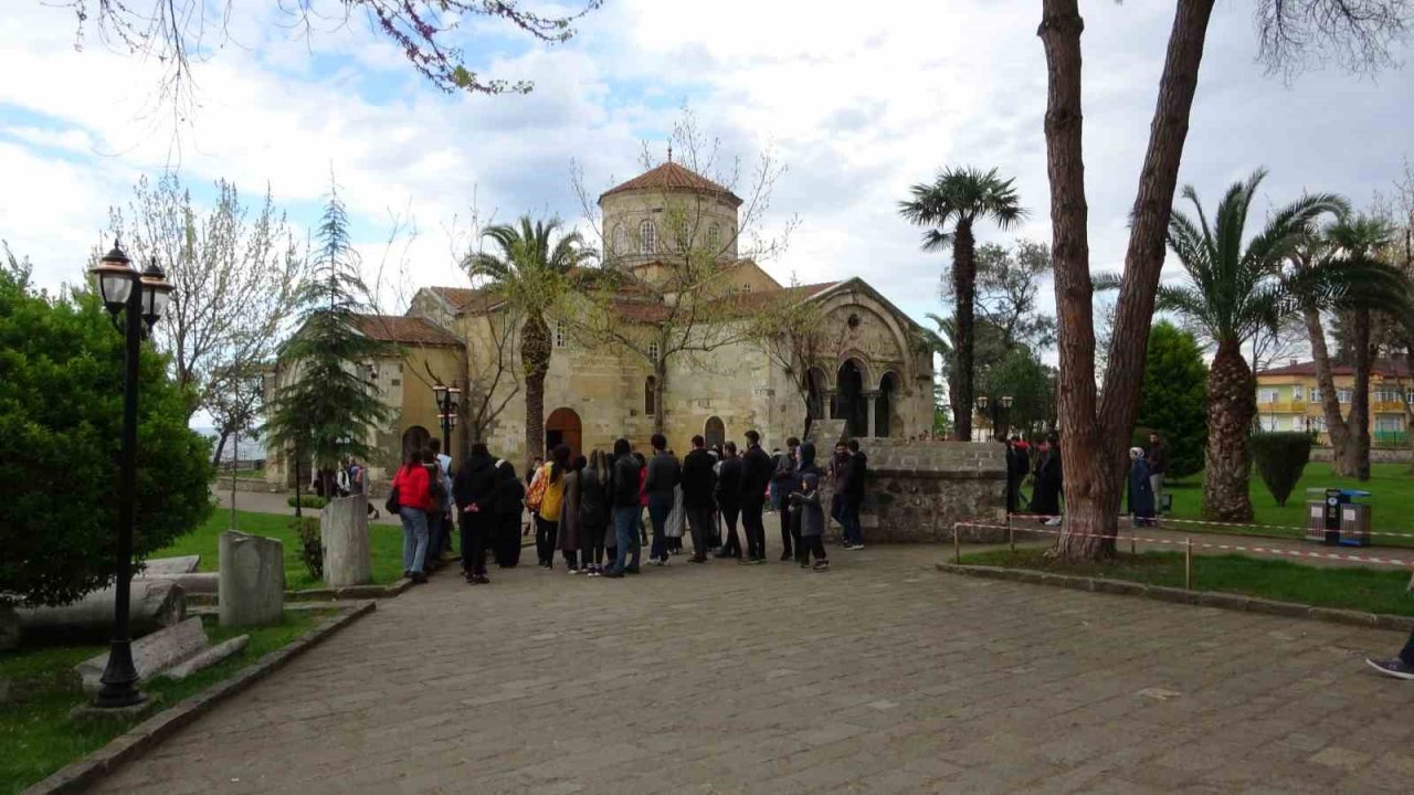 Trabzon’daki Ayasofya Camiinde Ramazan Bayramı yoğunluğu