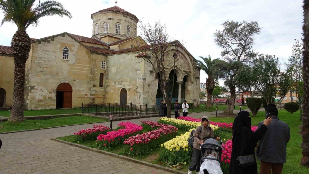 Trabzon’daki Ayasofya Camiinde Ramazan Bayramı yoğunluğu