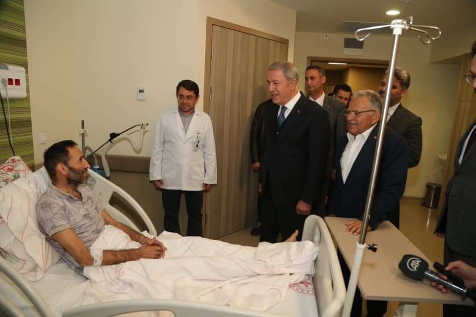 Bakan Akar, Kayseri Şehir Hastanesi’nde hastaları ziyaret etti