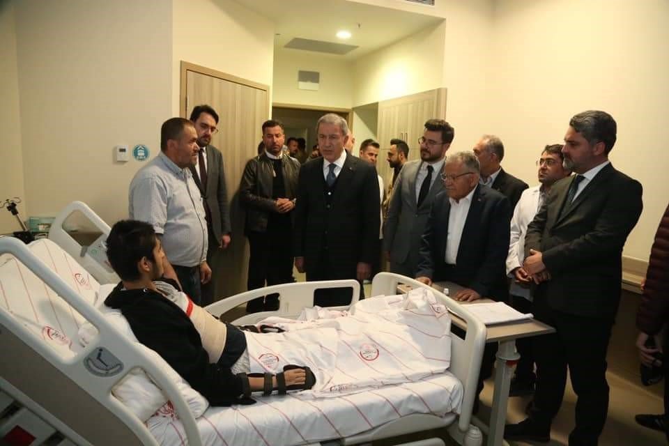 Bakan Akar, Kayseri Şehir Hastanesi’nde hastaları ziyaret etti