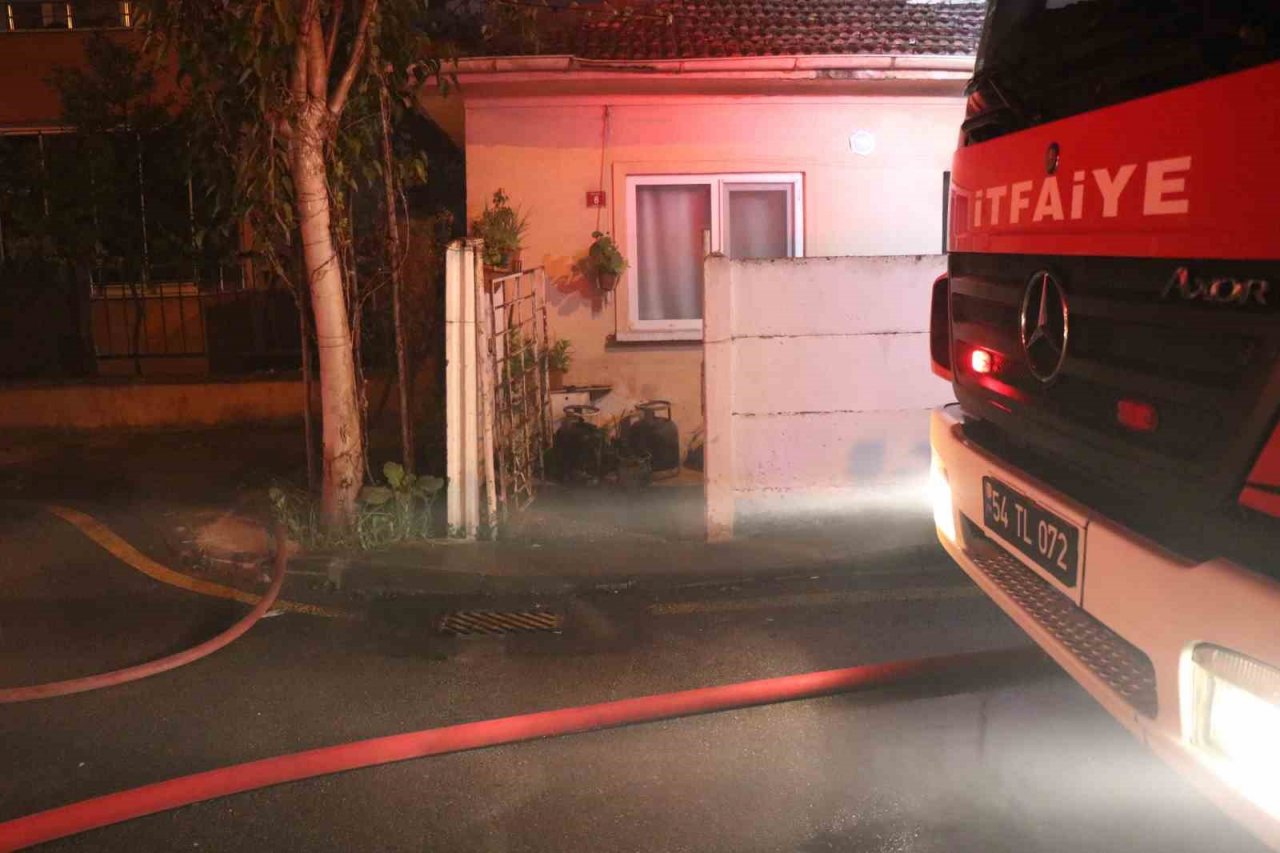 Bayram gecesi çıkan yangın mahalleliyi sokağa döktü