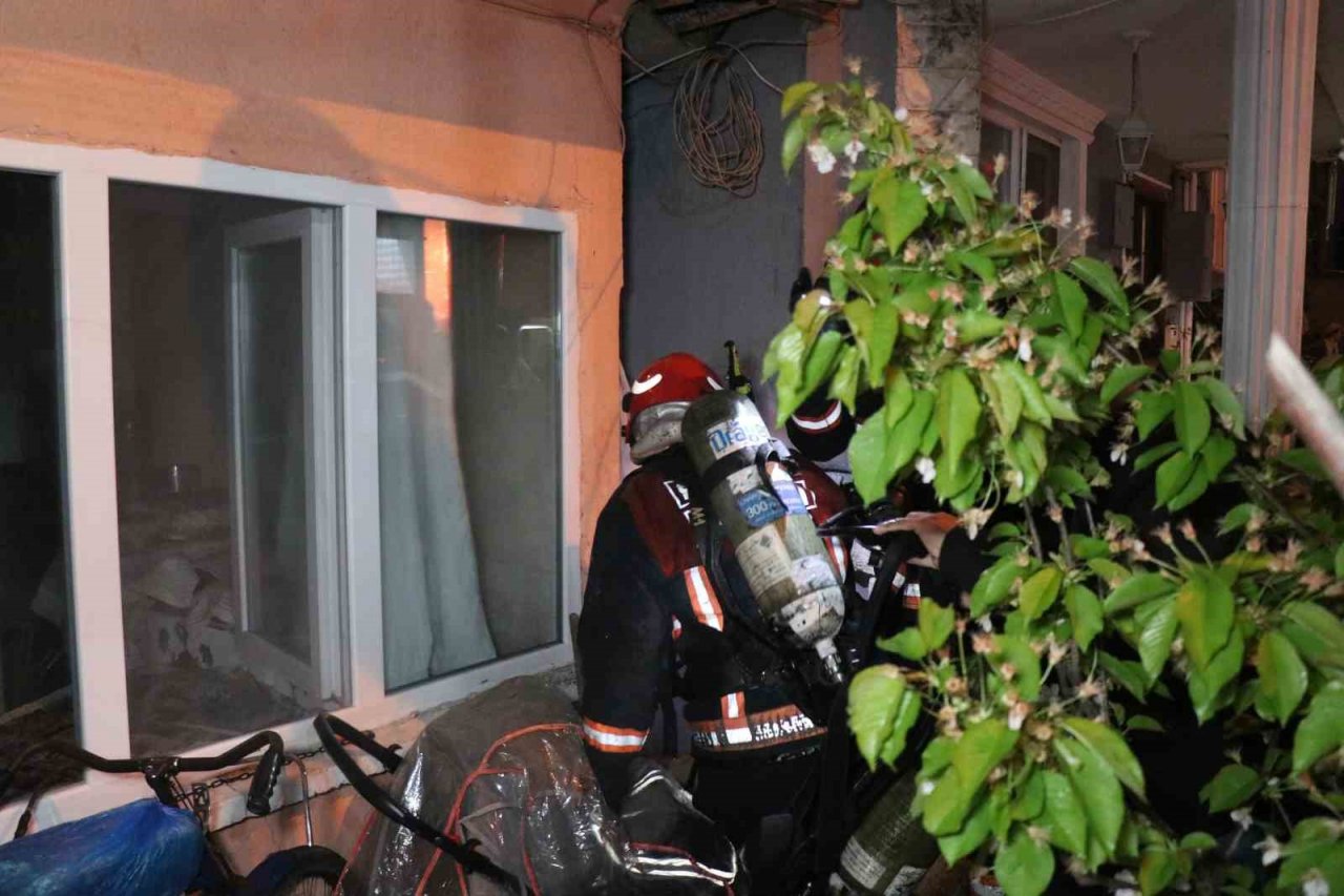 Bayram gecesi çıkan yangın mahalleliyi sokağa döktü