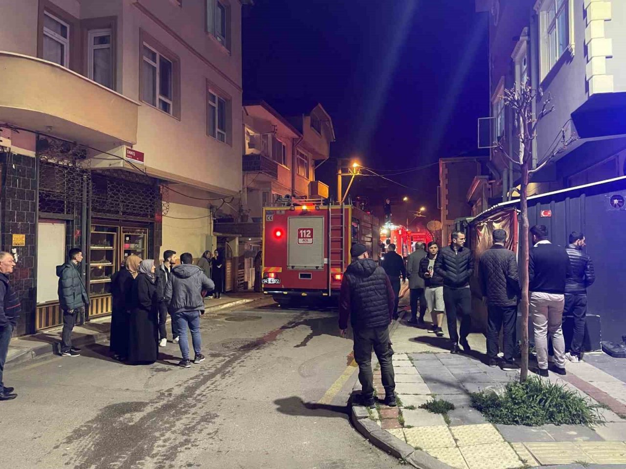 Bayram gecesi çıkan yangın mahalleliyi sokağa döktü