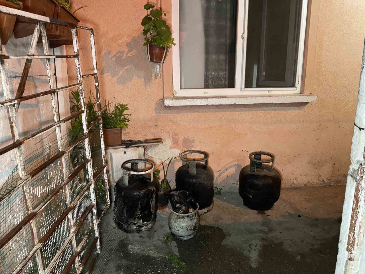 Bayram gecesi çıkan yangın mahalleliyi sokağa döktü