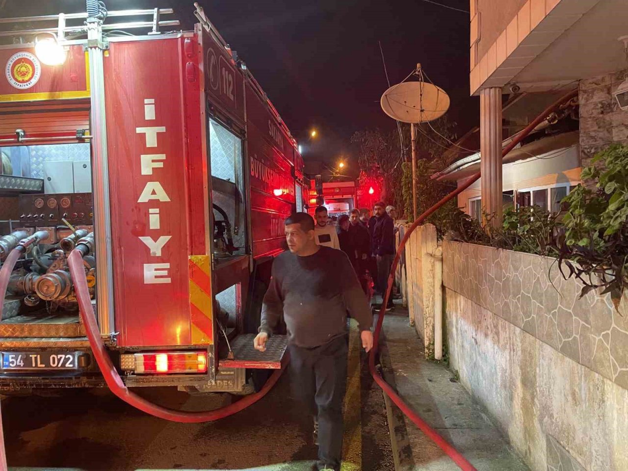 Bayram gecesi çıkan yangın mahalleliyi sokağa döktü