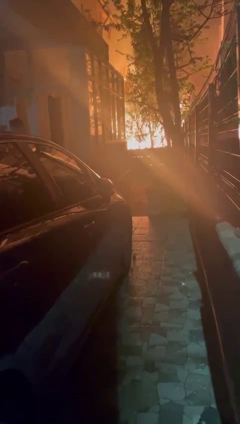 Bayram gecesi çıkan yangın mahalleliyi sokağa döktü