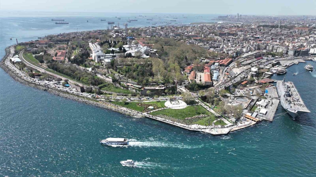 TCG Anadolu Gemisini ziyaret etmek için vatandaşlar kilometrelerce kuyruk oluşturdu