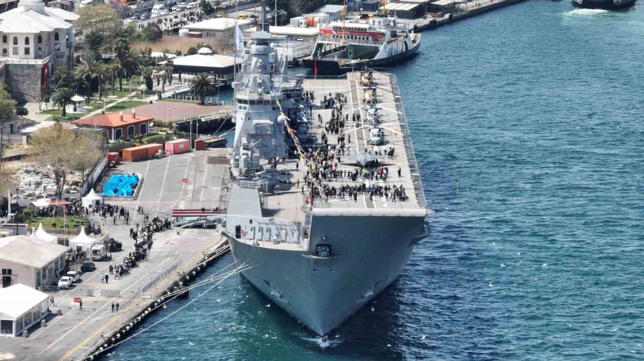 TCG Anadolu Gemisini ziyaret etmek için vatandaşlar kilometrelerce kuyruk oluşturdu