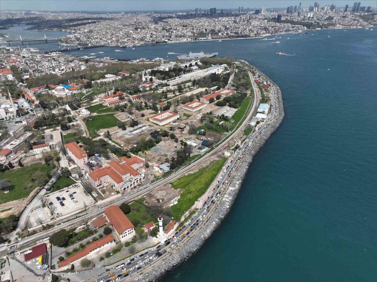 TCG Anadolu Gemisini ziyaret etmek için vatandaşlar kilometrelerce kuyruk oluşturdu