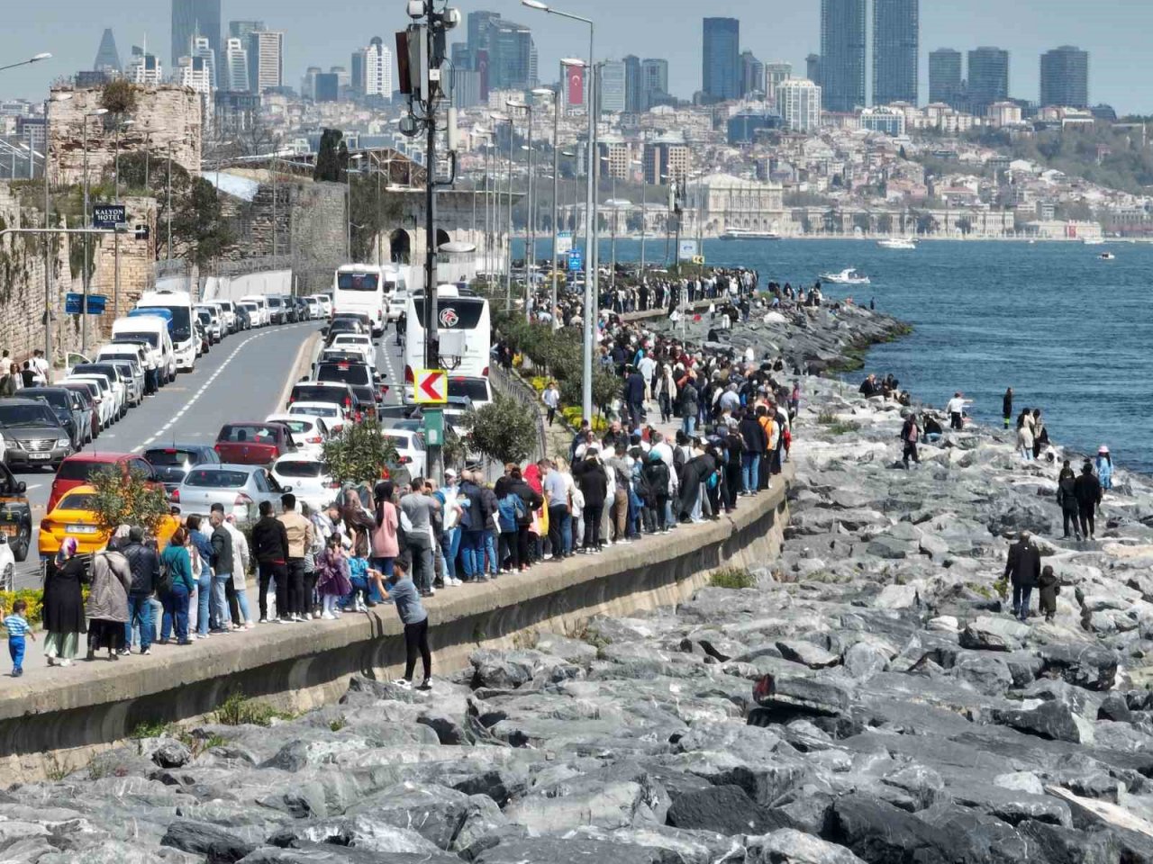 TCG Anadolu Gemisini ziyaret etmek için vatandaşlar kilometrelerce kuyruk oluşturdu
