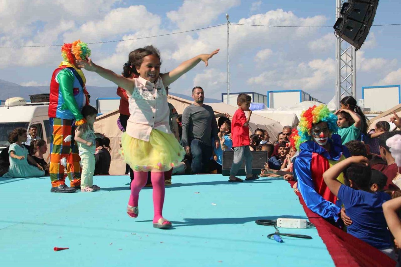 Depremzede çocuklar Lemi Filozof ve Onur Erol ile bayramın tadını çıkardı
