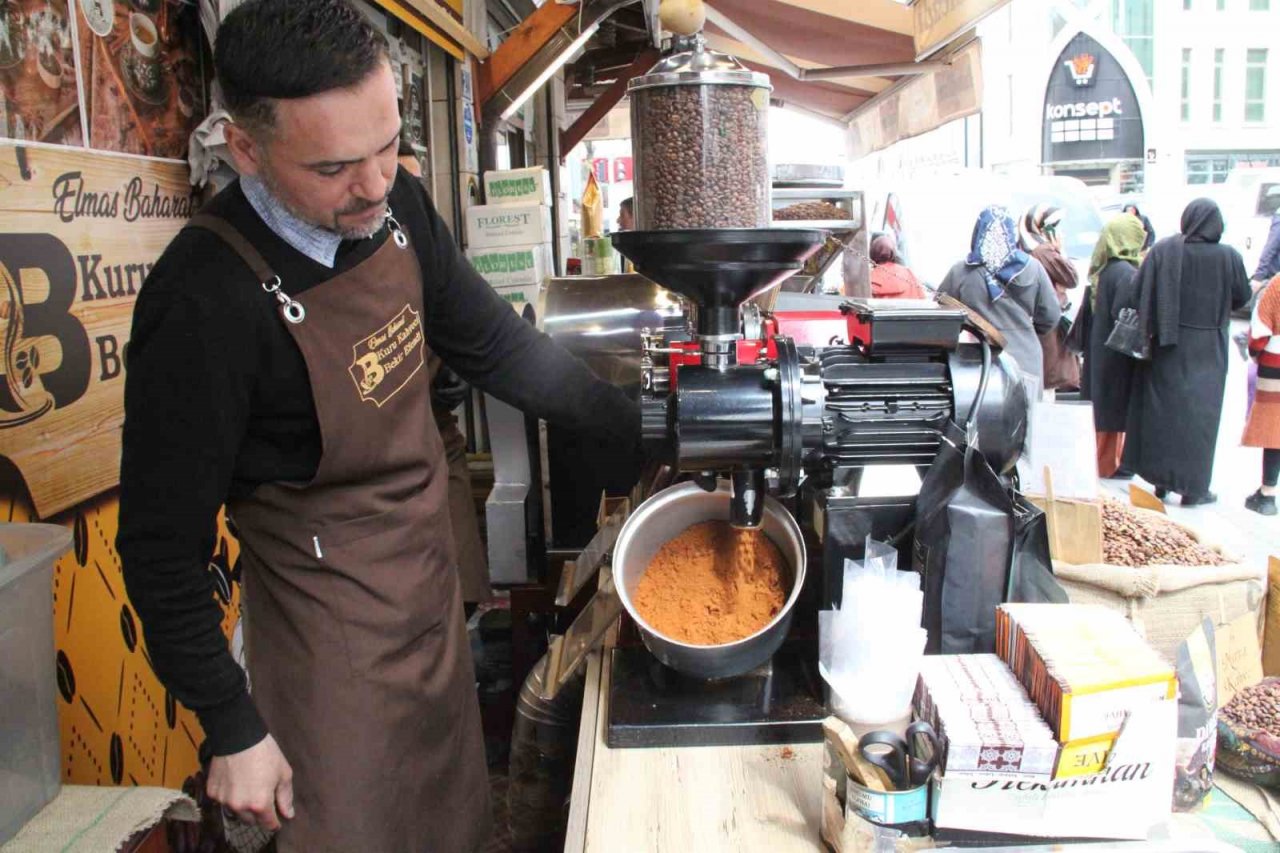 Bayramın vazgeçilmezi, pişirme yöntemiyle dünyaca meşhur Türk kahvesi